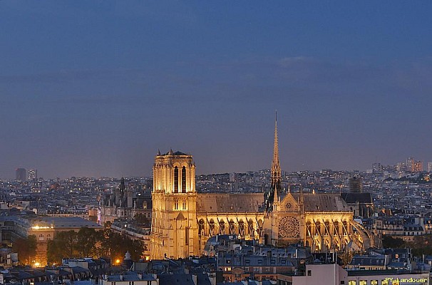 Paris vu d'en haut, Notre-Dame de nuit